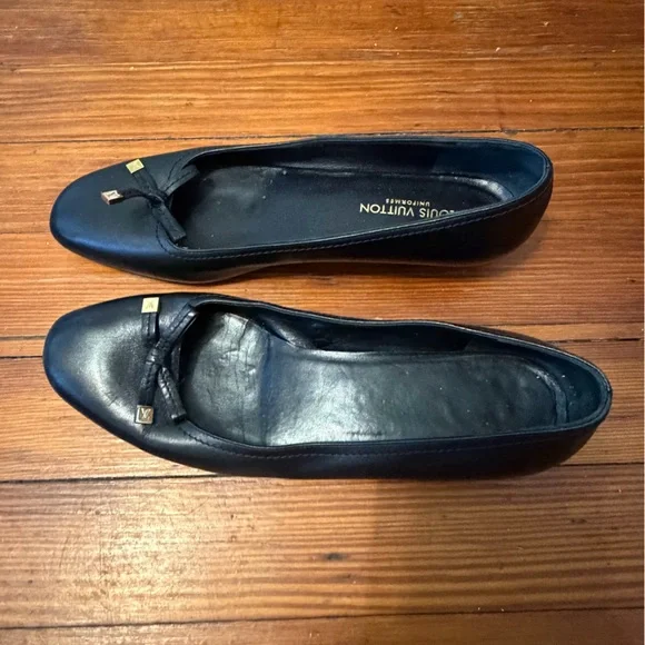 Authentic Louis Vuitton Black Leather Uniform Flats with Gold Accents size 38.5 - Picture 1 of 4